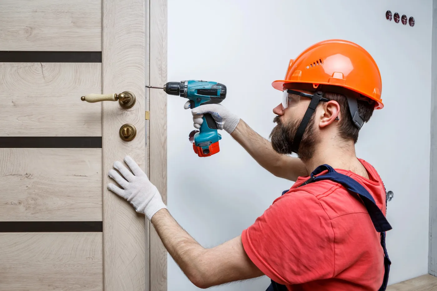Réglage d'une poignée et d'une serrure de porte d'entrée de villa au Vésinet